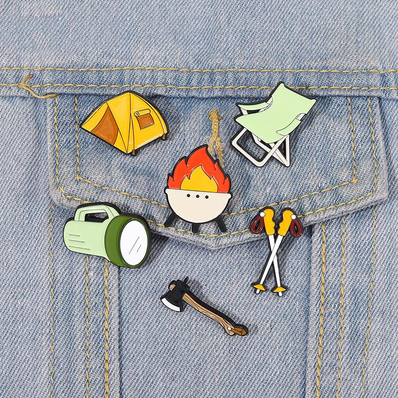Pergi Berkemah Pin Enamel Kust - Trekking Poles ulasan dan harga